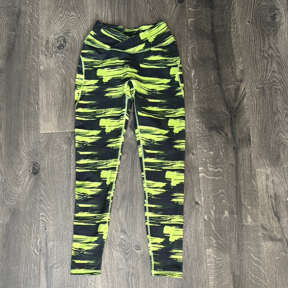 Alphalete Yellow and Black Geometric Leggings